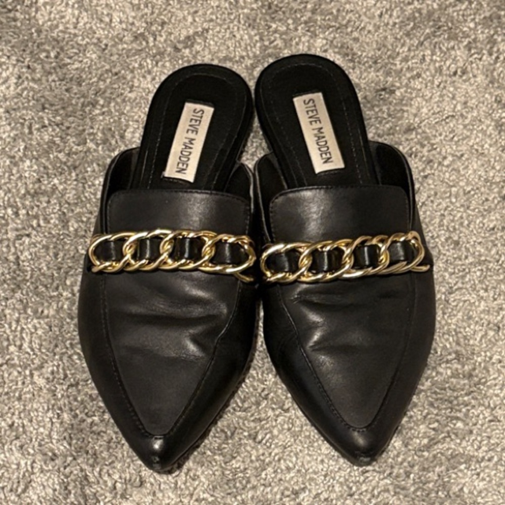 Steve Madden Black Pointed Mule with Gold Chain